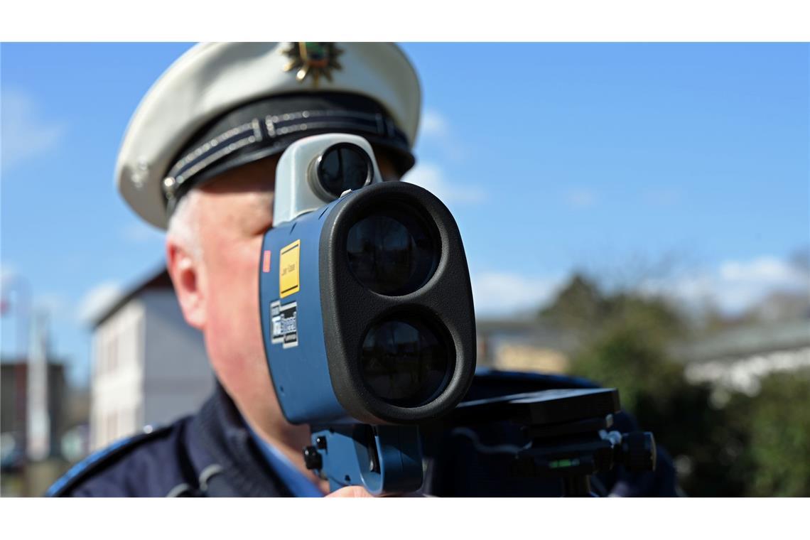 Bilder des Tages Es ist wieder Blitzermarathon: Ein Polizeibeamter benutzt ein Laserhandmessgerät zur Geschwindigkeitsmessung an einer Straße in Sachsen-Anhalt.