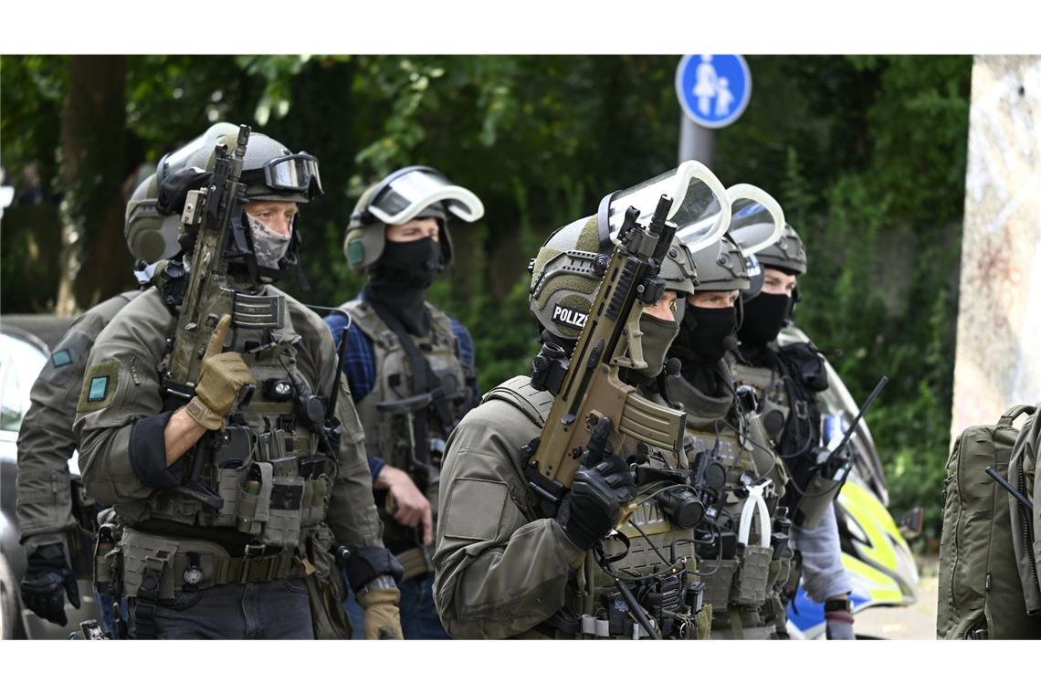 Festnahmen nach Durchsuchungen mit Spezialkräften Es kam zu einem SEK-Einsatz.