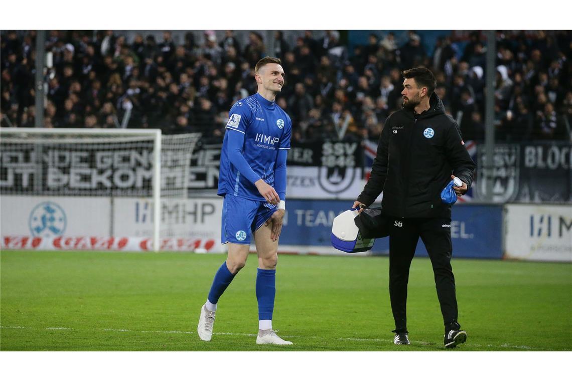 Das waren die Schlüsselmomente der Blauen 2024 Es kann keiner beweisen – doch das heiß umkämpfte 0:2 im WFV-Pokal-Viertelfinale am 16. April gegen den späteren Zweitliga-Aufsteiger SSV Ulm 1846 kostete nicht nur jede Menge Körner, sondern den Blauen womöglich auch den Aufstieg. Zumindest trug dieses Spiel vor 8720 Zuschauern im Gazi-Stadioin wesentlich dazu bei, dass es am Ende nicht reichte. Abwehrstratege Niklas Kolbe (Foto) zog sich eine schwere Oberschenkelverletzung zu, musste ausgewechselt werden und konnte in den restlichen fünf Regionalligaspielen nicht mehr eingesetzt werden.