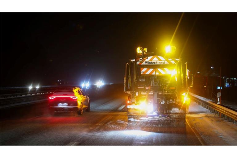 Es könne erhebliche Einschränkungen im Berufsverkehr geben, schrieb der Wetterdienst.