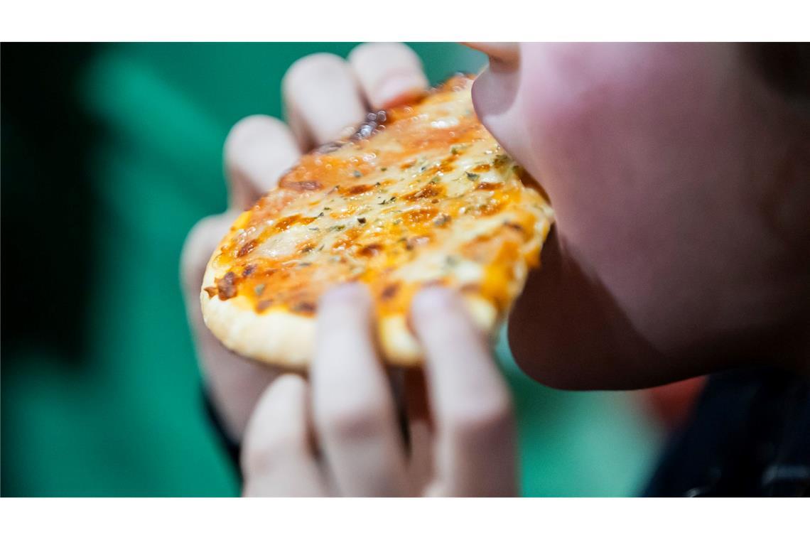 Es kommt auch auf die Menge an: Problematisch wird es, wenn die Tiefkühlpizza regelmäßig statt einem frisch gekochten Mittagessen auf den Tisch kommt. (Archivbild)