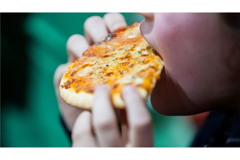 Es kommt auch auf die Menge an: Problematisch wird es, wenn die Tiefkühlpizza regelmäßig statt einem frisch gekochten Mittagessen auf den Tisch kommt. (Archivbild)