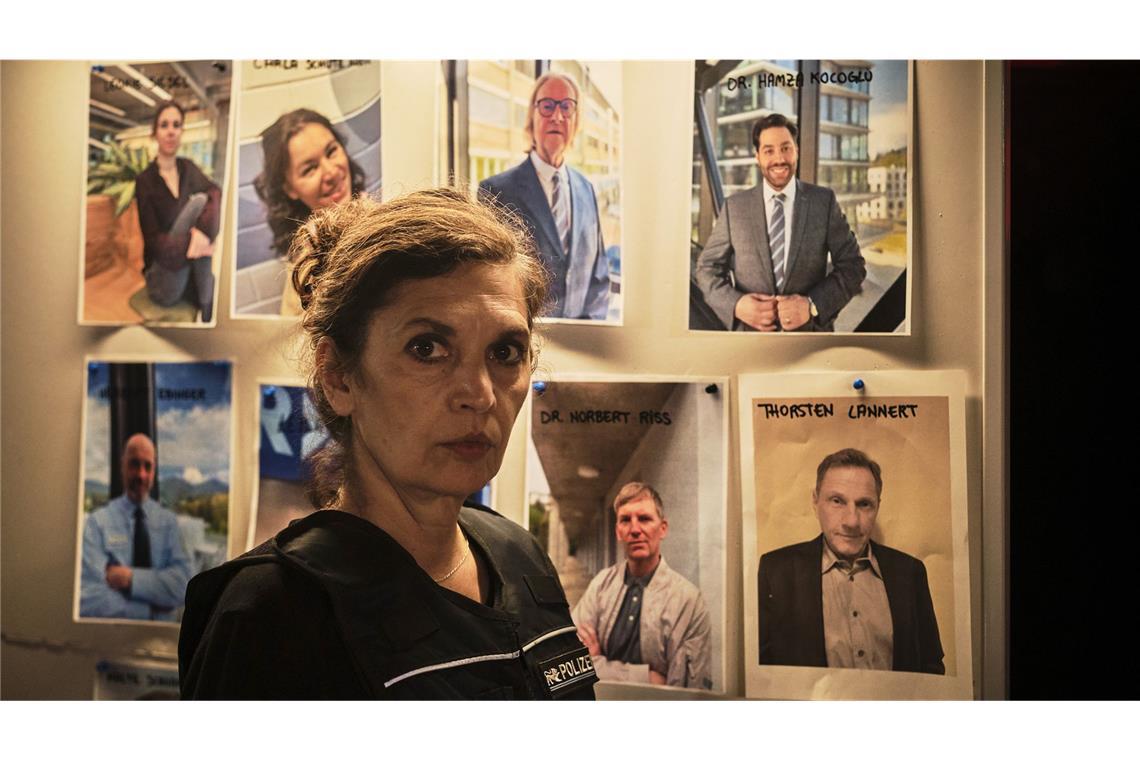 Wie war „Verblendung“, der neue „Tatort“ aus Stuttgart? Es lastet enormer Druck auf Farah Nazari (Leila Abdullah), die den Einsatz in der improvisierten Zentrale leitet und entscheiden muss, welche Forderungen der Geiselnehmerin erfüllt werden sollen.
