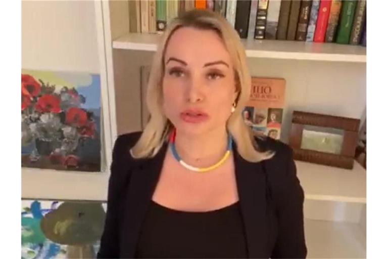 „Es liegt nur an uns, diesen ganzen Wahnsinn zu beenden. Geht demonstrieren. Fürchtet nichts. Sie können uns nicht alle einsperren“, sagt Marina Owsjannikowa im Video. Foto: --/Twitter/dpa