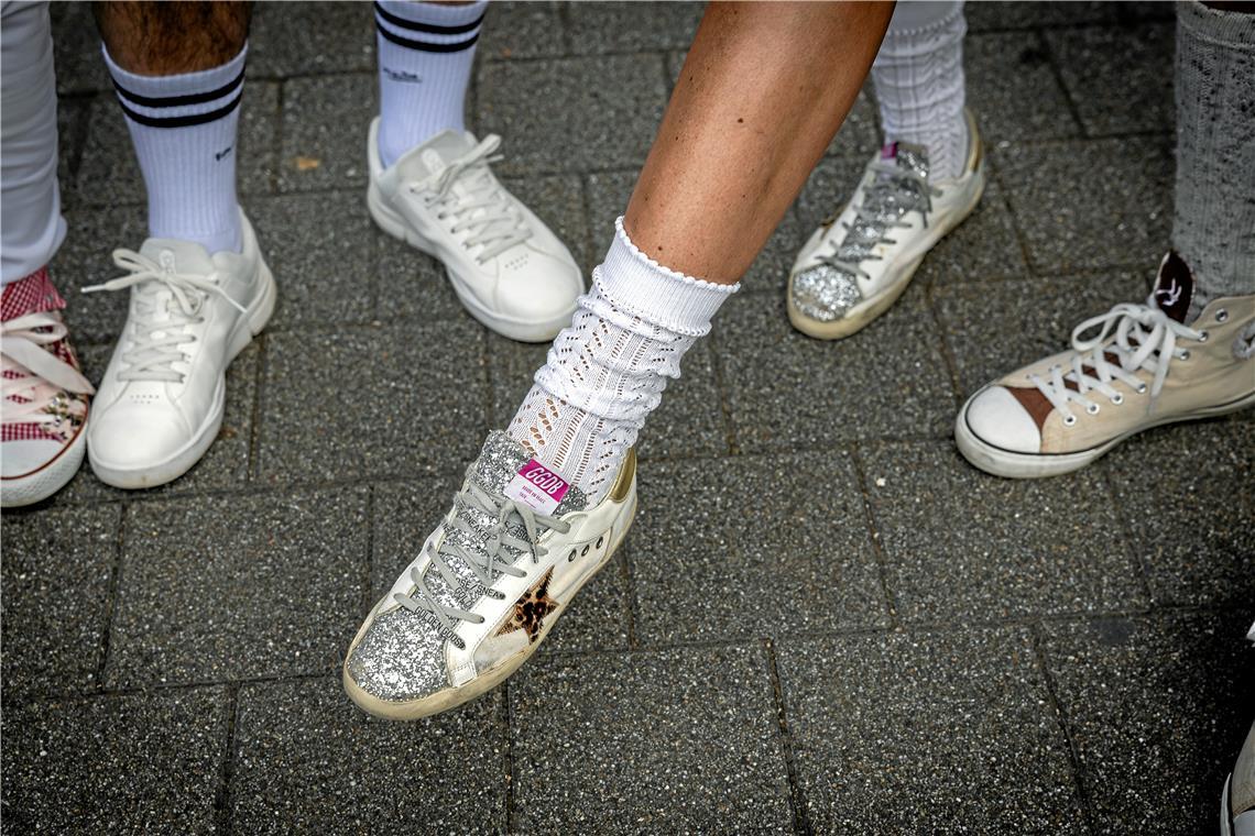 Es lohnt ein Blick nach unten zu individuellen Kombinationen: Trachtensocken las...