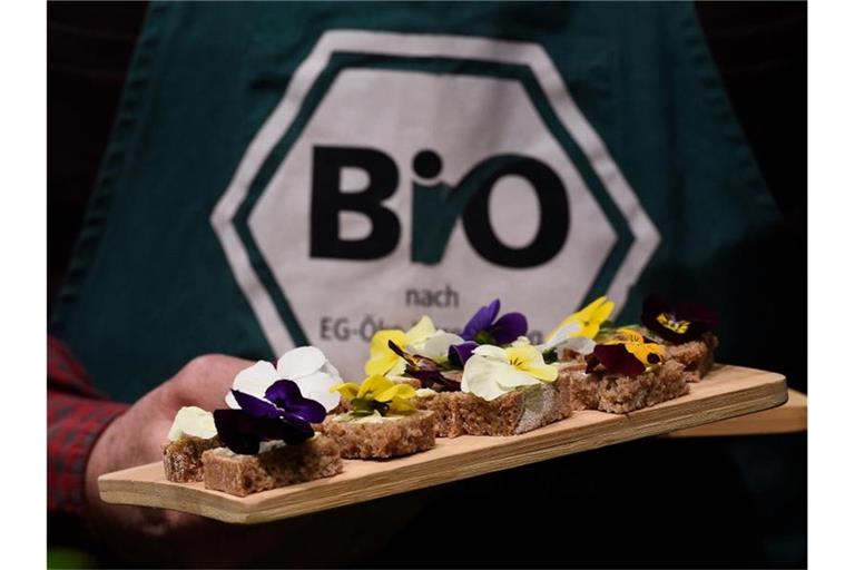 Es muss nicht immer Wurst sein: Brot mit Blüten. Foto: Rainer Jensen/dpa