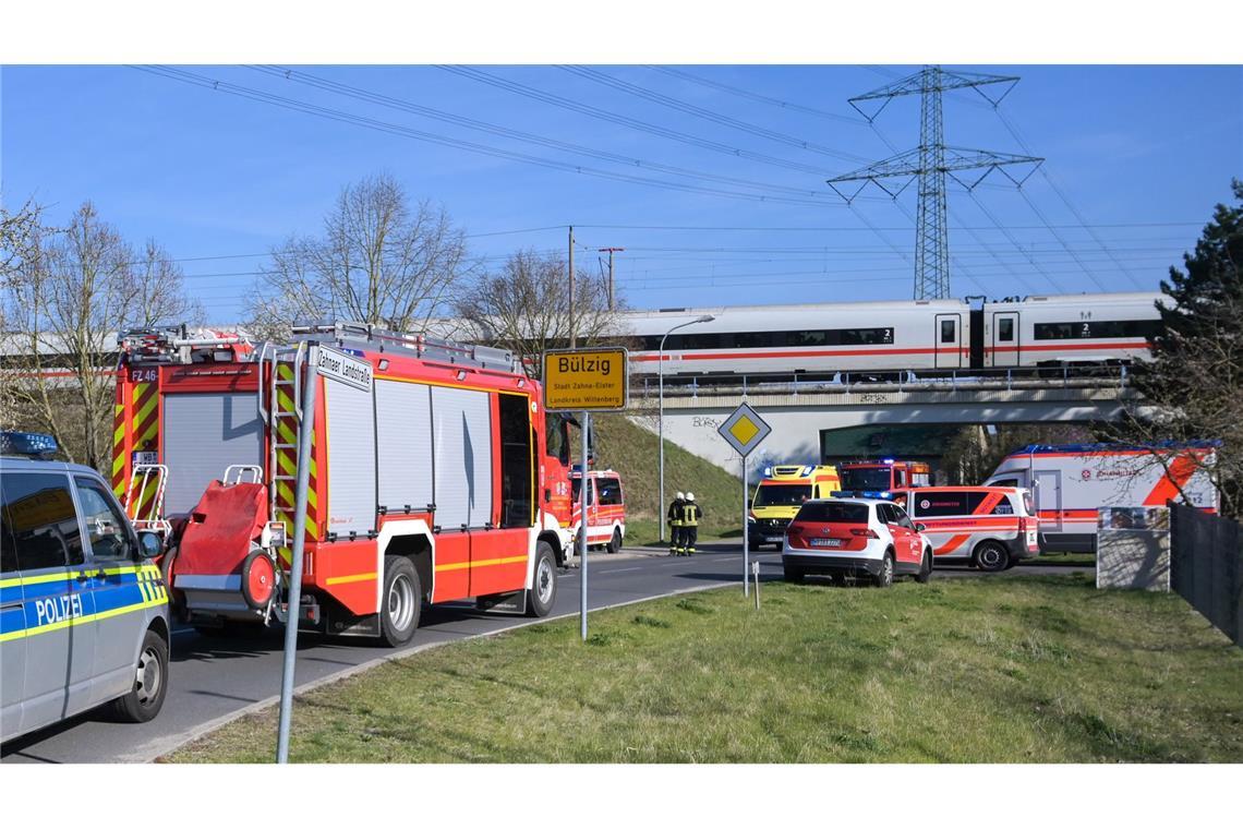 Oberleitung fällt auf ICE: Hunderte sitzen stundenlang fest