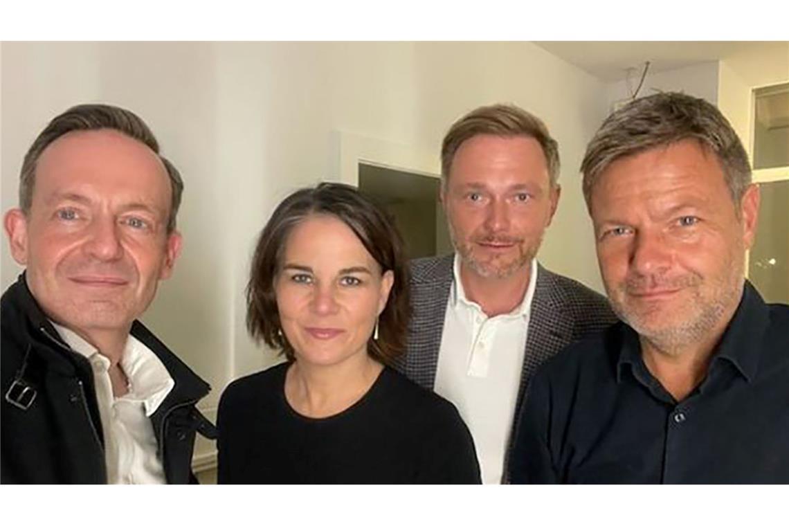 Selfie vom Ampel-Start: Acht Versuche fürs Zukunftslächeln Es sah so cool aus und war doch Arbeit: Das Selfie der einstigen Gegner von Grünen und FDP bei der Bildung der Ampel-Koalition. (Archivbild)