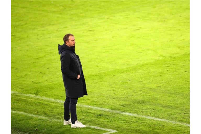 Es sei vielleicht gut, wenn er mal „unter vier Augen“ mit Lauterbach rede, „nicht in einer Talkshow“, sagt Hansi Flick. Foto: Adam Pretty/Getty Images Europe/Pool/dpa