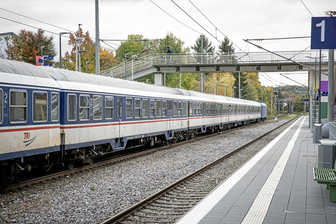 Es sind nicht nur alte Züge, die mitunter durch den Bahnhof von Oppenweiler rollen. Auch in Sachen zweigleisiger Ausbau der Murrbahn hat sich in den vergangenen Jahren nichts nennenswert bewegt. Foto: Alexander Becher