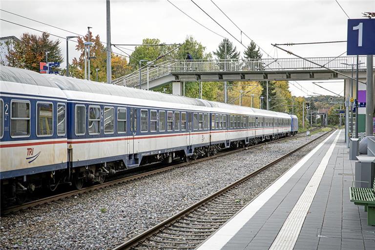Es sind nicht nur alte Züge, die mitunter durch den Bahnhof von Oppenweiler rollen. Auch in Sachen zweigleisiger Ausbau der Murrbahn hat sich in den vergangenen Jahren nichts nennenswert bewegt. Foto: Alexander Becher