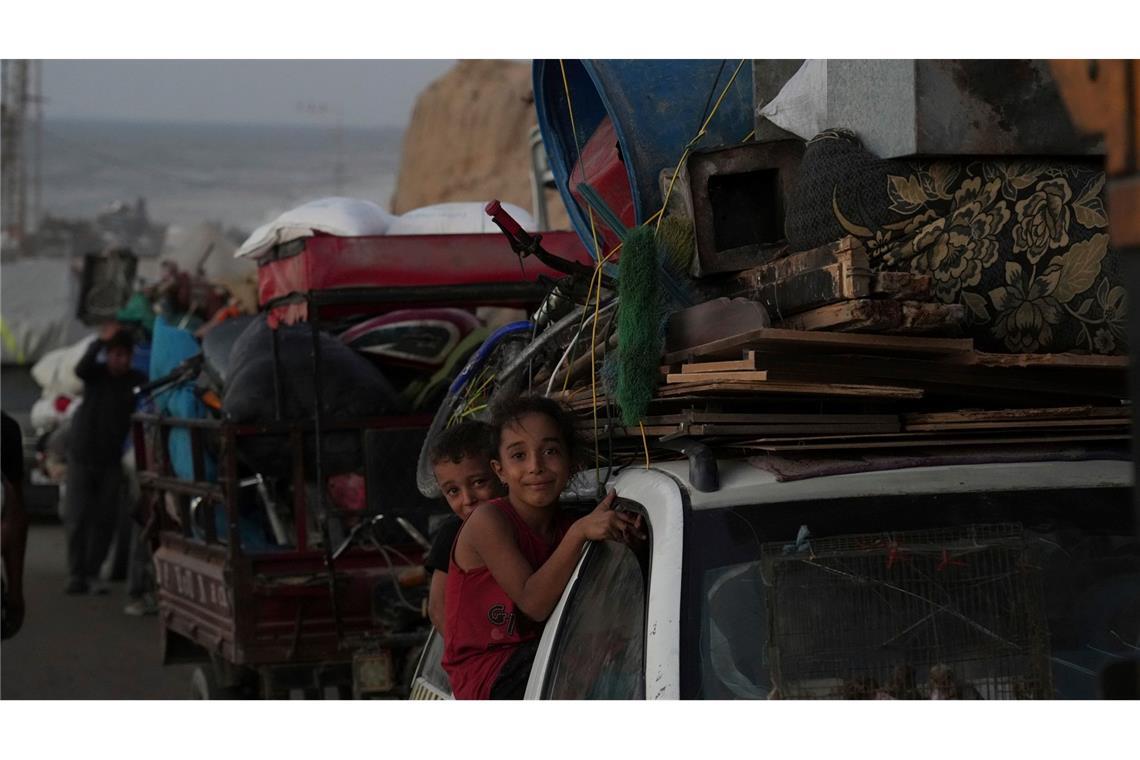 Berichte über heftige israelische Angriffe in der Stadt Gaza Es sind nur etwa 30 Kilometer von der Stadt Gaza bis in die südliche sogenannte humanitäre Zone. Aber für Hunderttausende, die mitten im Krieg über eine chronisch verstopfte Küstenstraße vor israelischen Bomben zu fliehen versuchen, ist es eine qualvolle Fahrt ins Ungewisse.