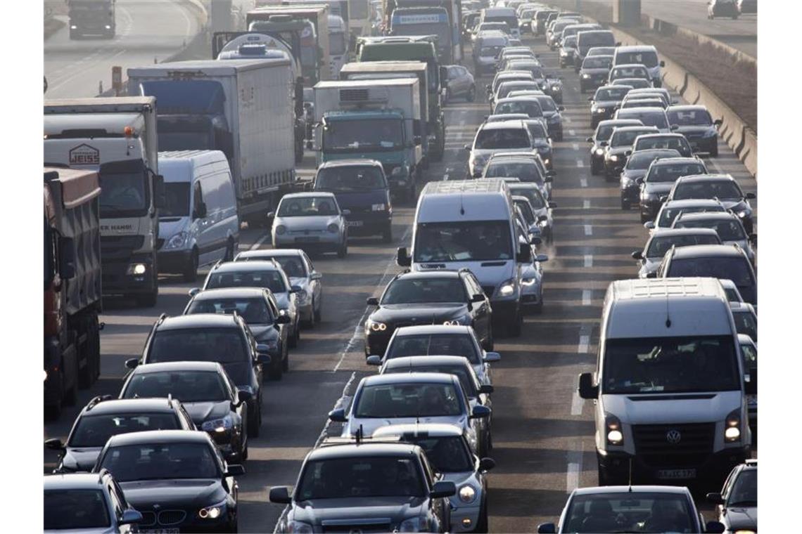 Es staut sich der Verkehr. Foto: Frank Rumpenhorst/dpa/Archivbild