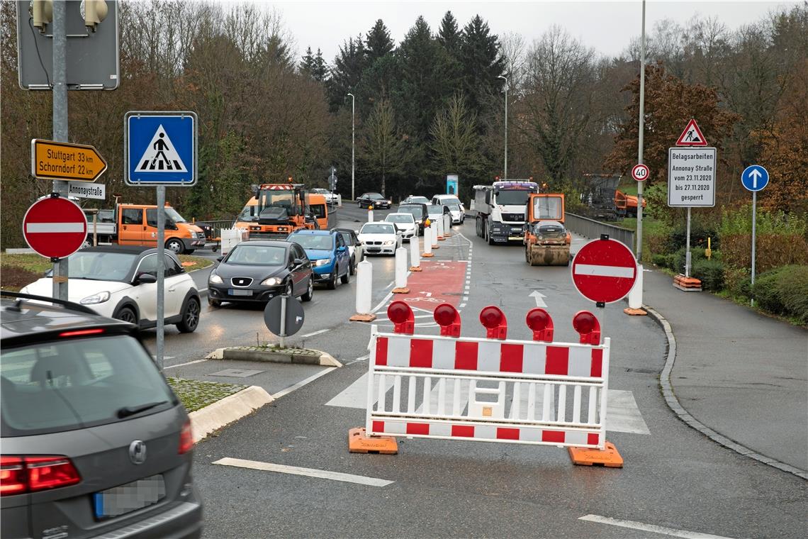 Es staut sich etwas: Die Annonaystraße ist wegen Belagsarbeiten halbseitig gesperrt.Foto: A. Becher