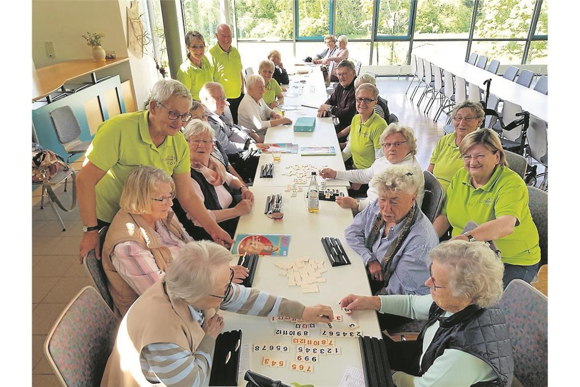 Bei den Senioren fehlt der Nachwuchs Es sticht mit seinen hellgrünen Shirts ins Auge: Das Team des Helferkreises rund um Roland Schlichenmaier (hinten links). Foto: Y. Weirauch