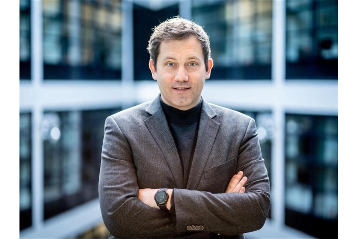 SPD-Generalsekretär wirft Fußball Realitätsferne vor „Es wäre ein stärkeres Signal, wenn dieses Spiel verschoben worden wäre oder gar ausgefallen wäre“, sagte SPD-Generalsekretär Lars Klingbeil. Foto: Kay Nietfeld/dpa