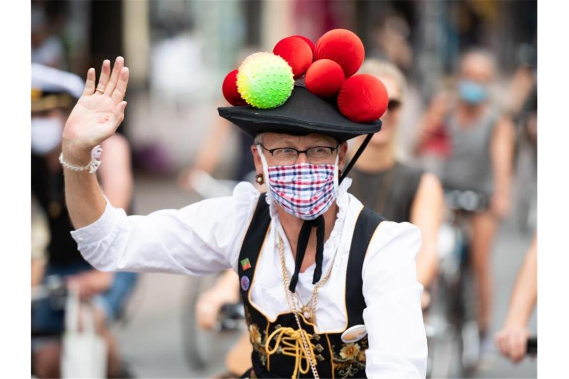 Mehr als 2000 Menschen radeln bei CSD in Hamburg mit