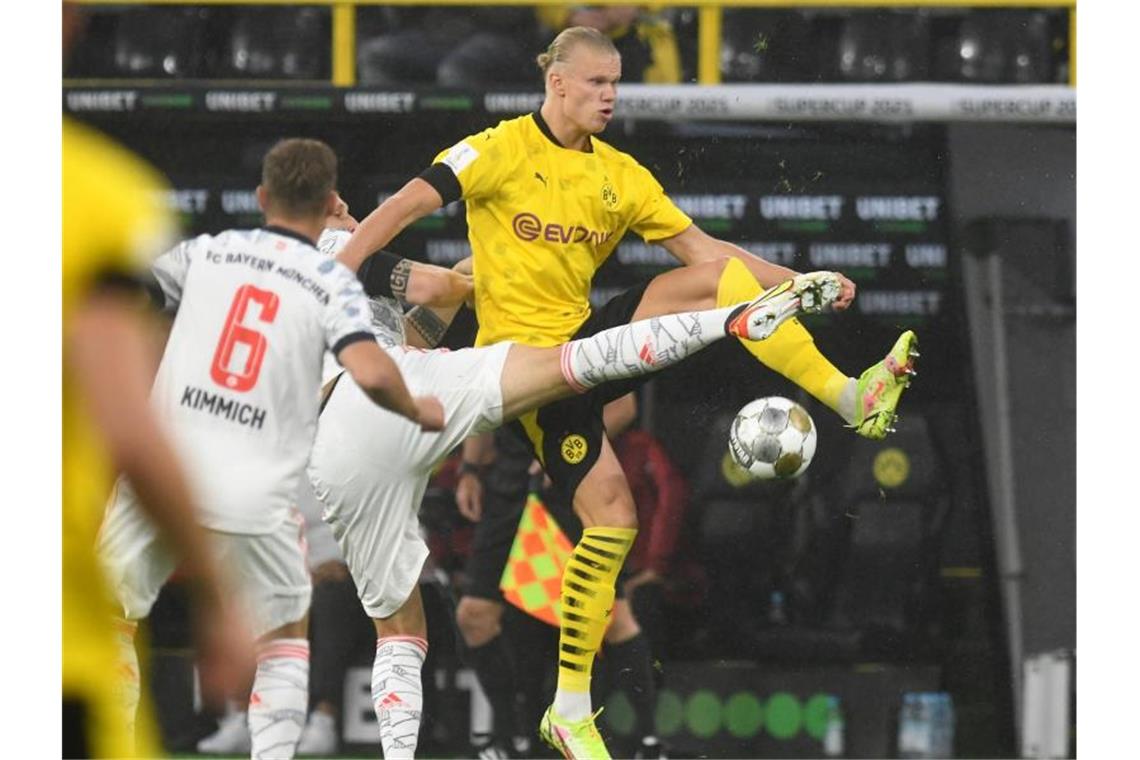 Es war eine umkämpfte Partie - hier versucht Bayerns Niklas Süle (verdeckt) den Ball von Dortmunds Erling Haaland (r) zu erobern. Foto: Bernd Thissen/dpa