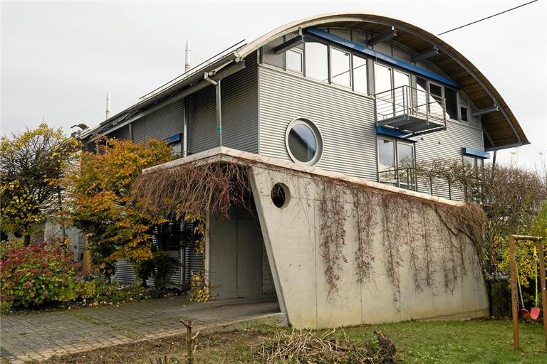 Es war nicht einfach, die Genehmigung für das Haus zu bekommen und geeignete Handwerker zu finden. Aber Familie Feinauer fühlt sich auch fast 30 Jahre nach dem Bau immer noch wohl in ihrem Zuhause.