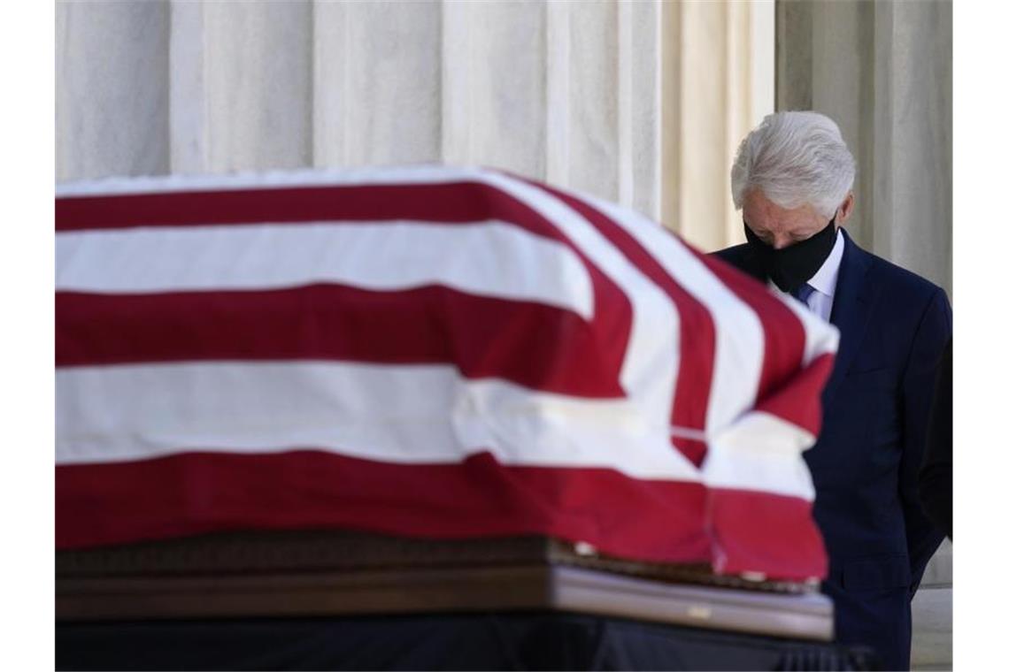 Washington trauert um Richterin Ginsburg Es war Präsident Bill Clinton, der die liberale Juristin und damalige Berufungsrichterin 1993 für den Supreme Court nominierte. Hier erweist er der US-Richterin die letzte Ehre vor ihrem mit einer amerikanischen Flagge bedeckten Sarg. Foto: Alex Brandon/AP Pool/dpa
