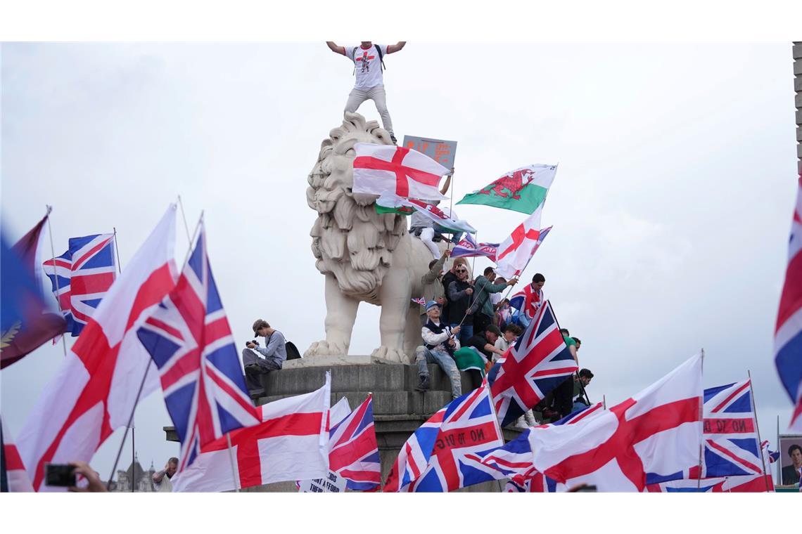 Es war sowohl der Union Jack - für Großbritannien - als auch die englische Fahne, bekannt von Fußball-Turnieren, zu sehen.