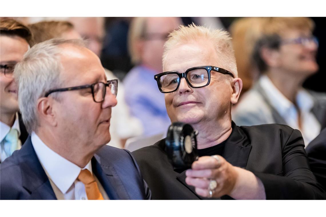 Es war warm bei der Verleihung: Herbert Grönemeyer hielt Andreas Voßkuhle, ehemaliger Präsident des Bundesverfassungsgerichts und Senatspräsident der Deutschen Nationalstiftung, daher einen Handventilator hin.
