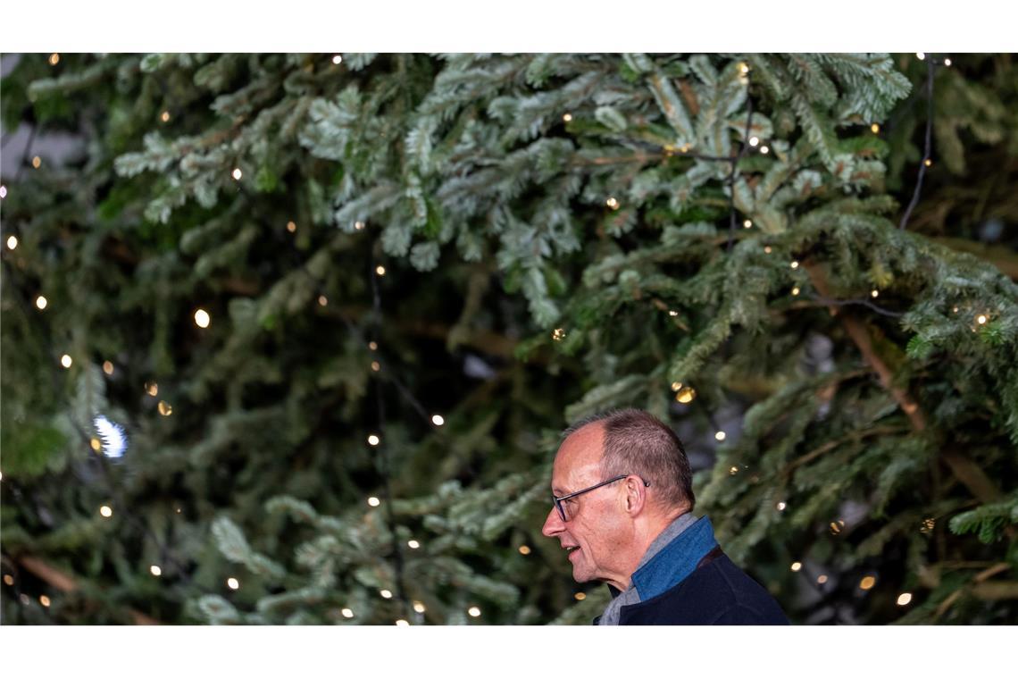Es weihnachtet auch am Kanzleramt: Bundeskanzler Friedrich Merz (CDU) nimmt an der Übergabe des Weihnachtsbaums teil.