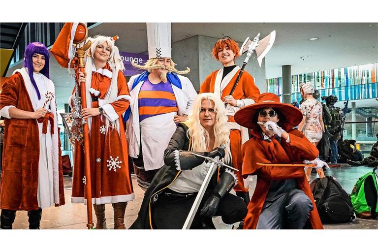 Es weihnachtet auf der Comic Con: Figuren aus dem Anime „Frieren“ erscheinen im festlichen Weihnachtsmantel.