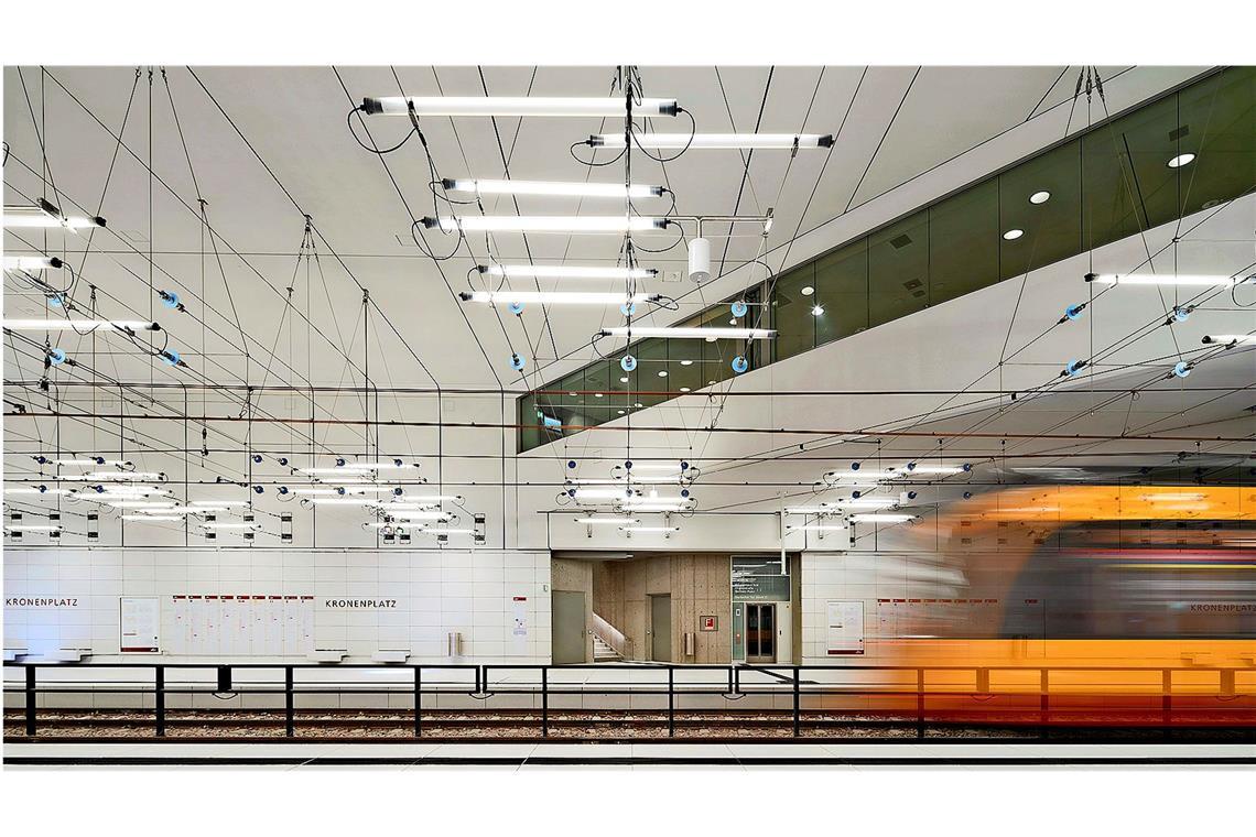 Es werde Licht –  wesentliches Gestaltungselement ist das von Ingo Maurer entworfene Lichtkonzept im  Stadtbahntunnel Karlsruhe von allmannwappner Architekten – und schaffte es auf die Shortlist.