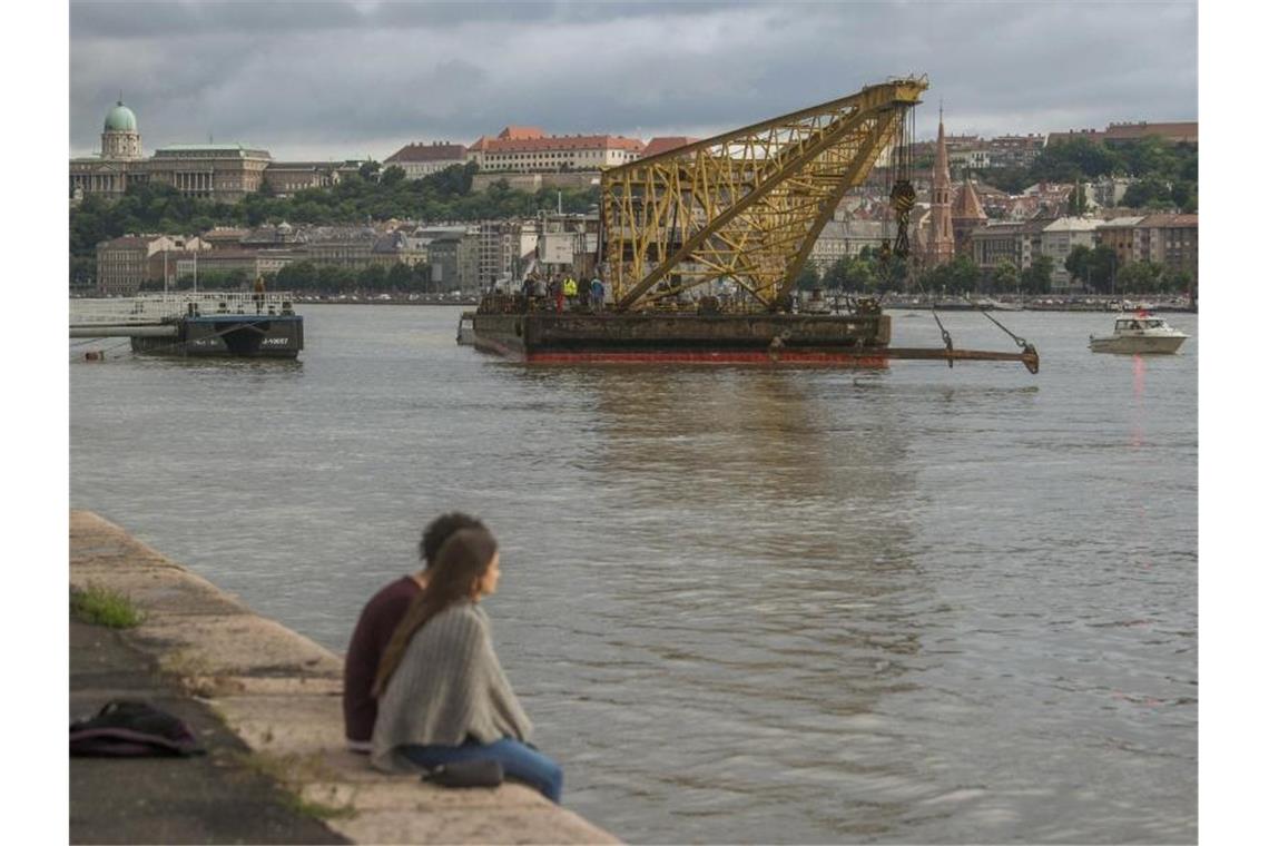 Kaum Hoffnung nach dem Schiffsunglück in Budapest „Es werden alle Ressourcen mobilisiert, um Menschenleben zu retten“, sagte ein Sprecher des Schifffahrtsunternehmens. Foto: Zoltan Balogh/MTI/AP