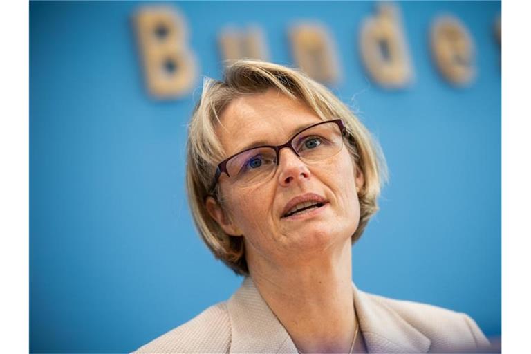 „Es wird darauf ankommen, den Impfstoff nun möglichst rasch und in großen Mengen zu produzieren“, sagt Bundesforschungsministerin Anja Karliczek. Foto: Michael Kappeler/dpa