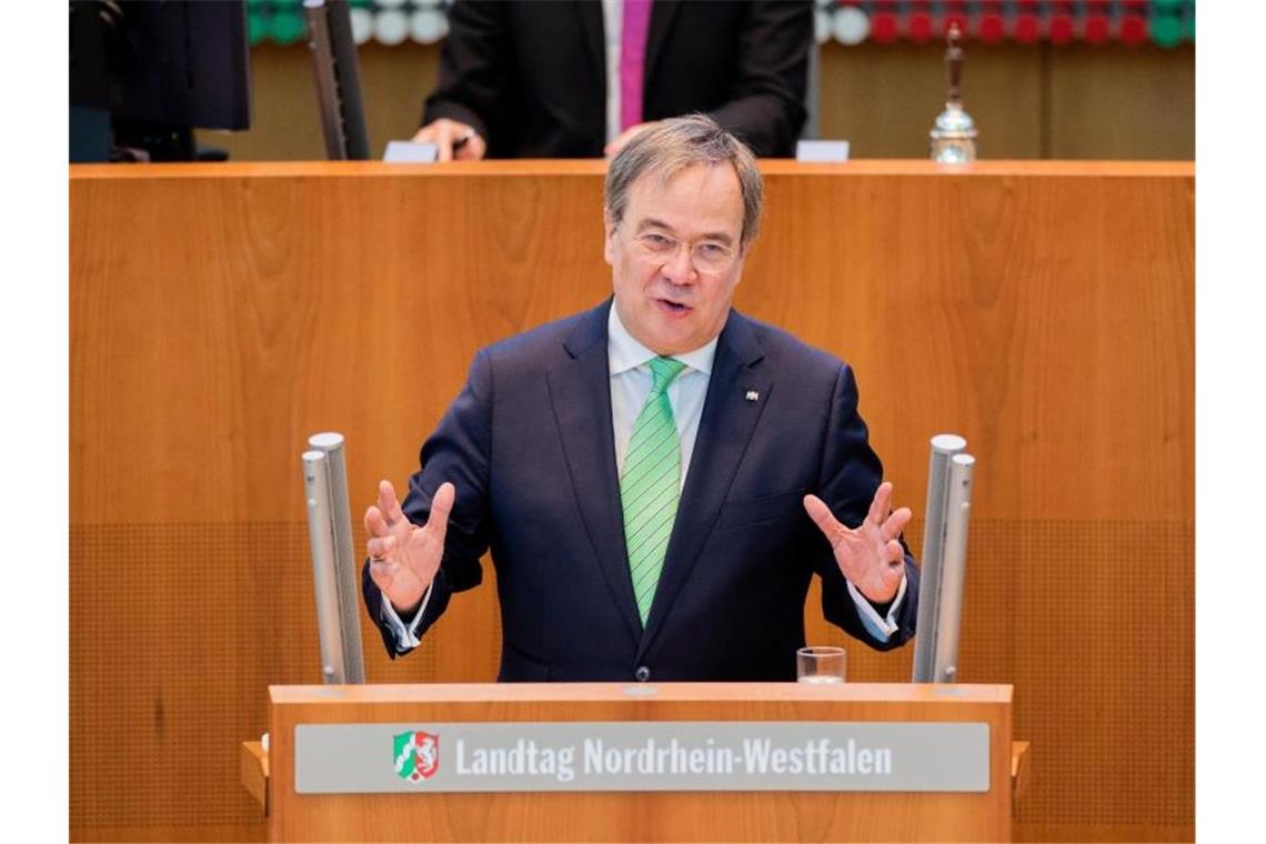 Nach Corona-Ausbruch: Laschet prüft Haftbarkeit von Tönnies „Es wird derzeit sehr genau geprüft, ob und gegen welche Regeln das Unternehmen verstoßen hat und wo es in Haftung genommen werden kann“, sagt Armin Laschet. Foto: Rolf Vennenbernd/dpa