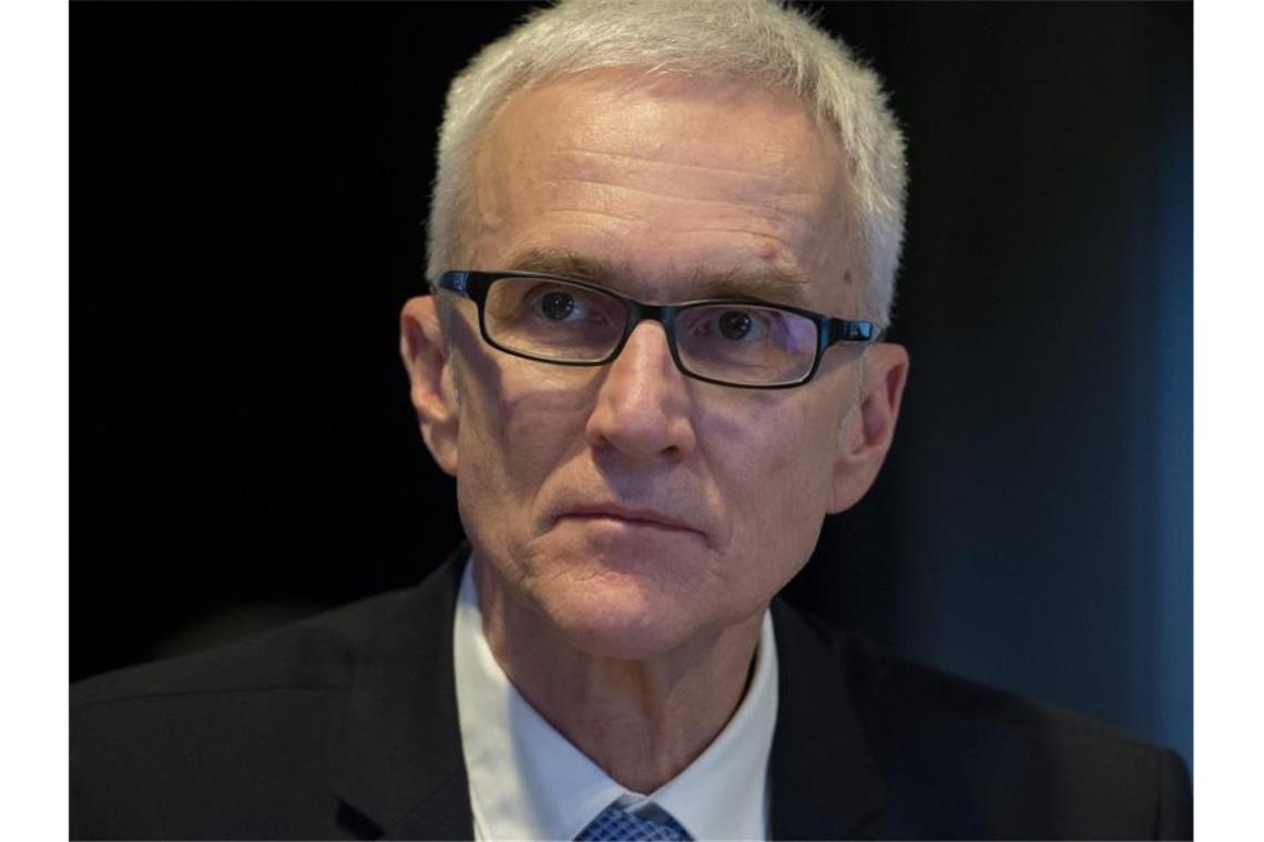 Corona-Krise: Interpol warnt vor gefälschten Produkten „Es wird eine weitere große Welle geben, eine globale Welle, wenn wir im Bereich eines Impfstoffes vorankommen“, sagt Jürgen Stock. Foto: Martin Baumann/TASR/dpa