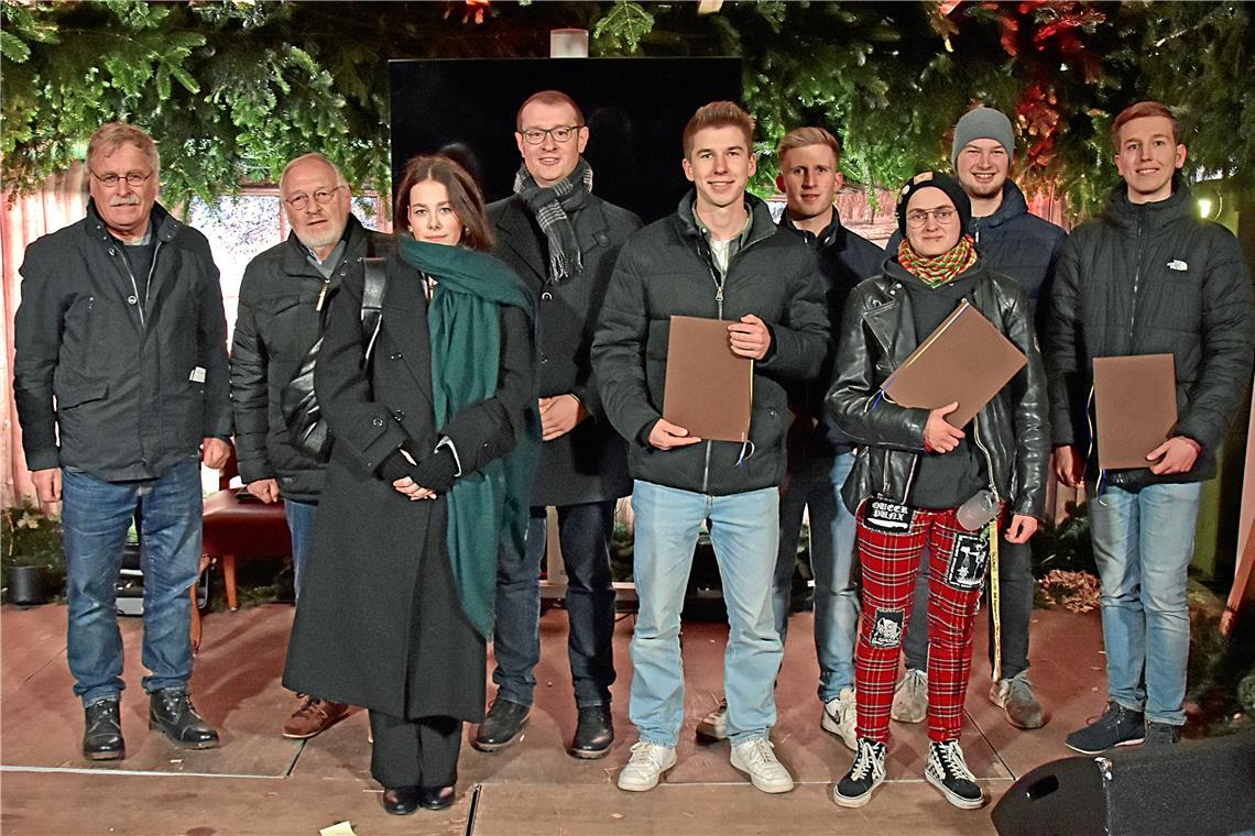 Junge Menschen in Backnang für Engagement prämiert Es wird eng auf der Waldbühne im Backnanger Stiftshof: Vorsitzender Klaus Böhle (von links) und Ehrenvorsitzender Ulrich Schielke prämieren die Zwillingsschwestern Valeriya und Oliksandra Niemova, von denen nur eine anwesend ist. Neben OB Maximilian Friedrich stehen Jakob Pietsch, René Graminske, Jako Richter, Timo Baudy und Felix Knietsch. Foto: Tobias Sellmaier