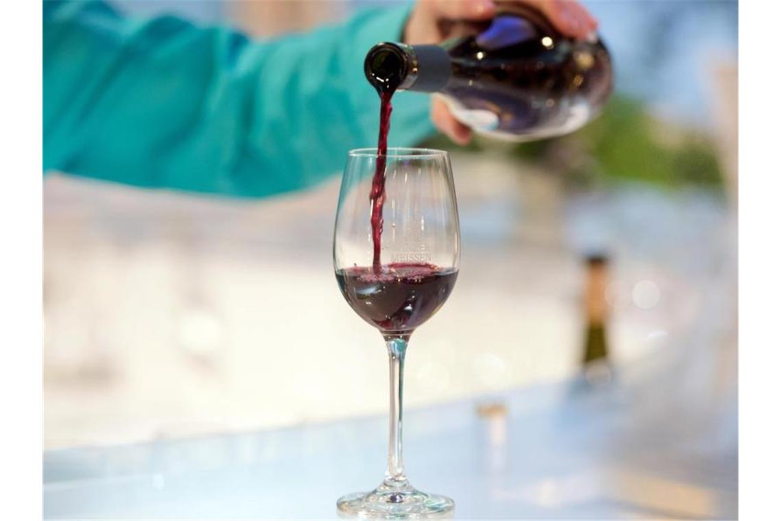 Es wird hierzulande noch viel Wein getrunken: Deutschland steht weltweit an vierter Stelle der Verbrauchermärkte für Wein und Sekt. Foto: Lukas Schulze/dpa