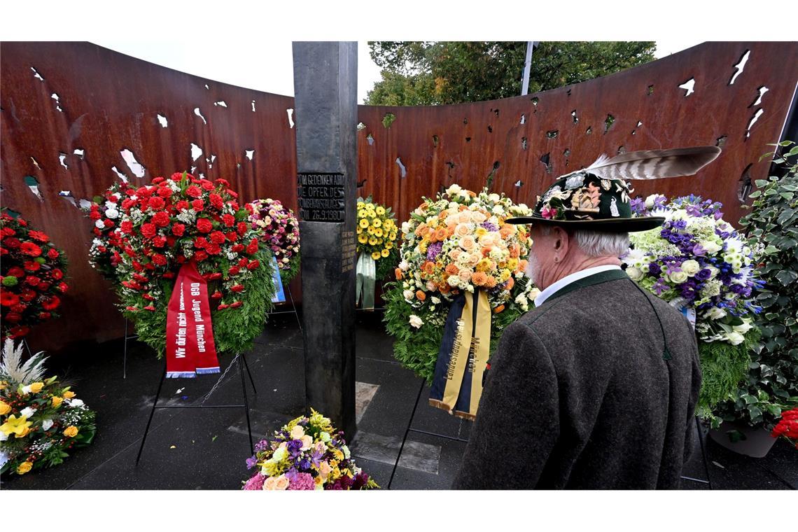 Bilder des Tages Es wird nicht nur gefeiert: Am Rande des Oktoberfestes wird am Jahrestag an das rechtsextreme Attentat auf das Oktoberfest vor 45 Jahren erinnert. Bei dem Bombenanschlag wurden damals 13 Menschen getötet und über 200 verletzt.