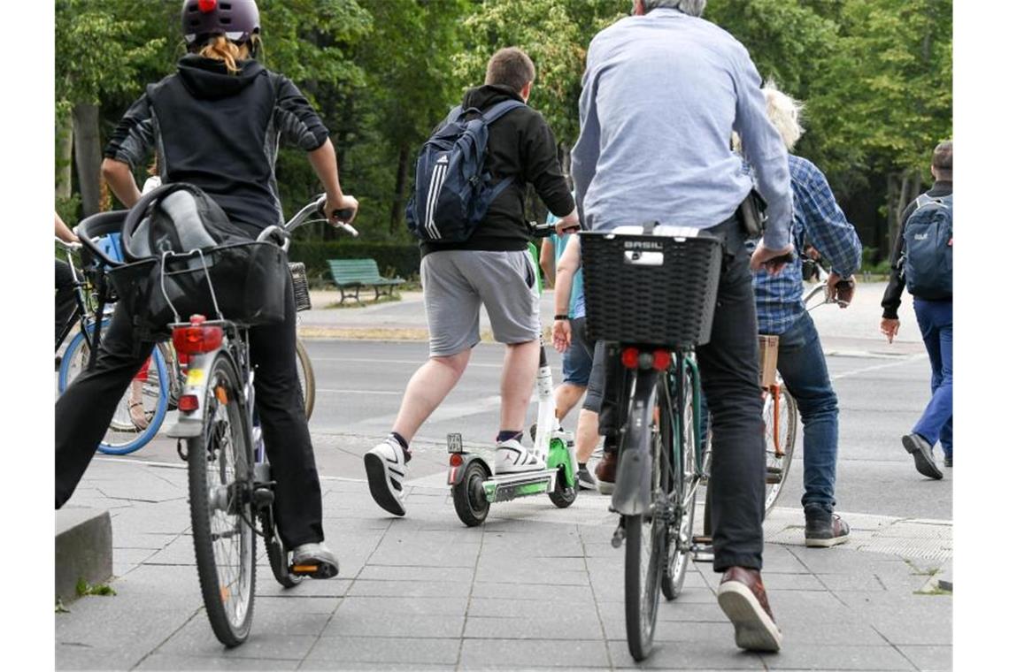 Es wird noch enger in den Städten: E-Tretroller konkurrieren mit Autos, Radfahrern und Fußgängern. Foto: Jens Kalaene