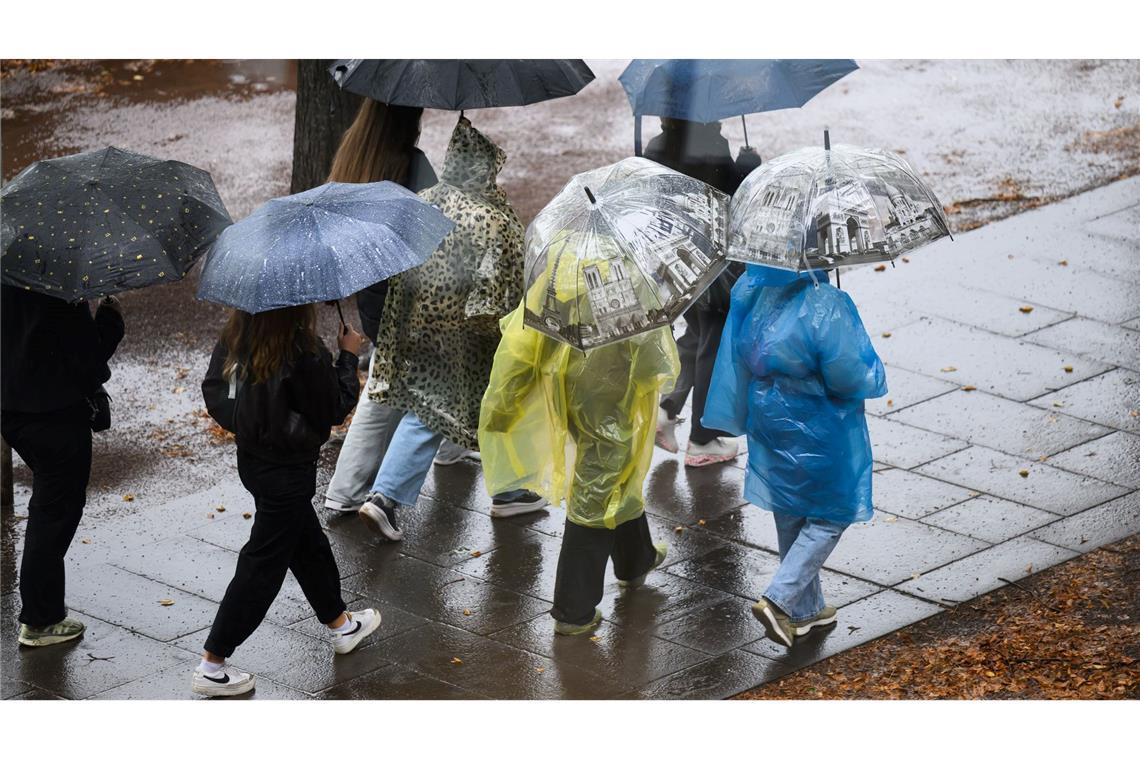 Bilder des Tages Es wird Regen geben! Jugendliche halten Schirme bei Regenwetter in Dresden.