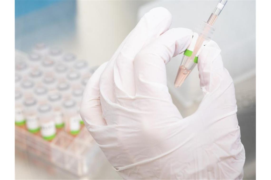 RKI: Sieben-Tage-Inzidenz sinkt weiter Es wird vermutet, dass viele Menschen ihre Infektion nicht mehr über einen PCR-Test bestätigen lassen. Foto: Julian Stratenschulte/dpa