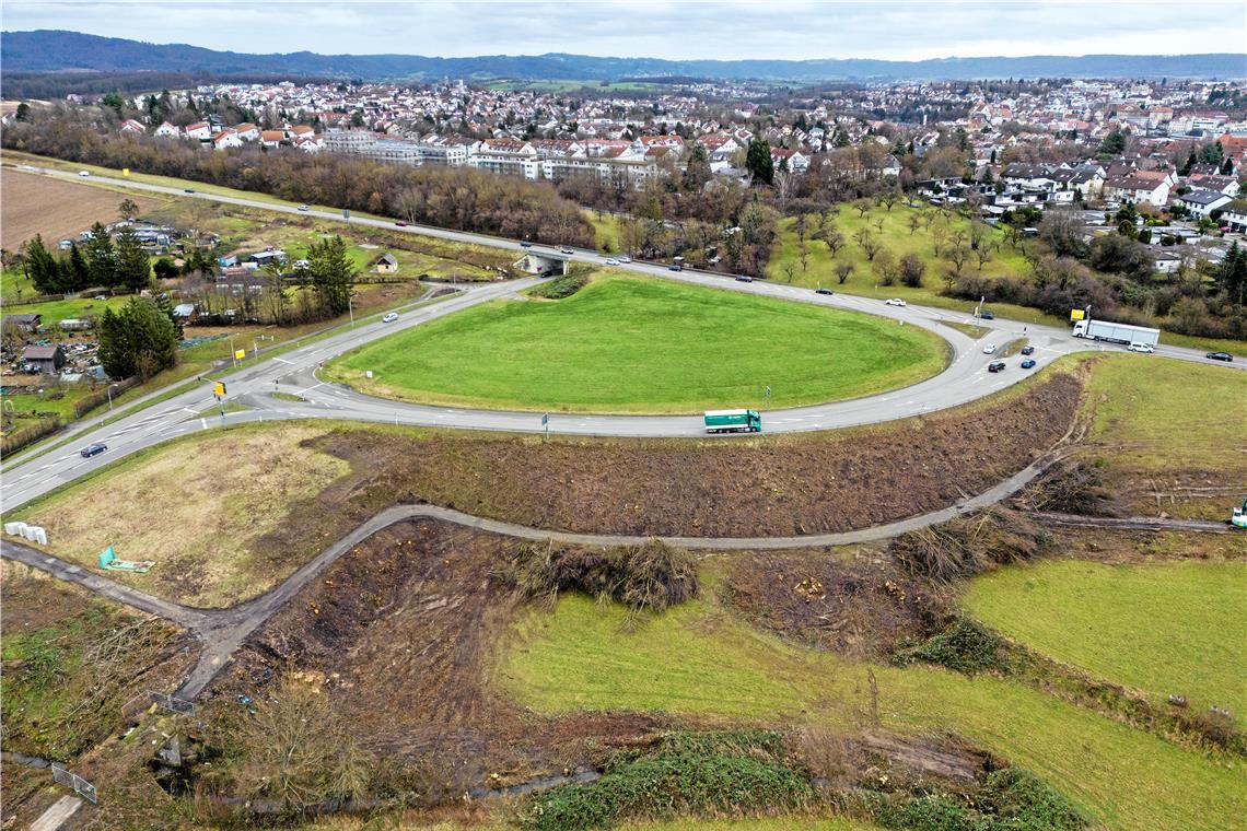Erste Erdarbeiten für den B-14-Ausbau in Backnang beginnen noch im Januar Es wird wahr: In den nächsten Tagen rollen an der Anschlussstelle Backnang-West die Bagger für den Ausbau der B14. Foto: Alexander Becher
