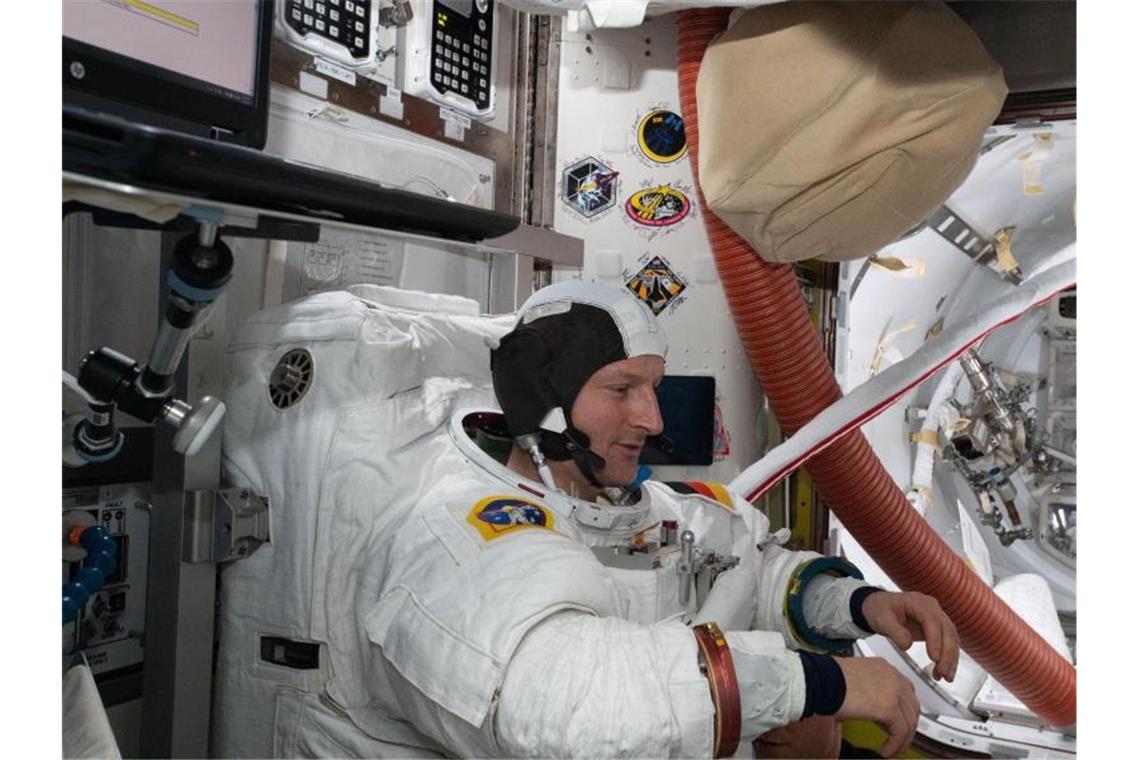 Schreck zum Schluss: Maurer absolviert ISS-Außeneinsatz Esa-Astronaut Matthias Maurer prüft den Sitz seines US-Raumanzugs Extravehicular Mobility Unit (EMU). Foto: ESA/NASA/dpa