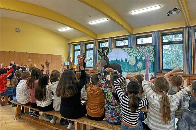 Esel Lümmel hat drei Ohren. Die anderen Esel wollen deshalb nicht mit ihm spielen. Foto: privat