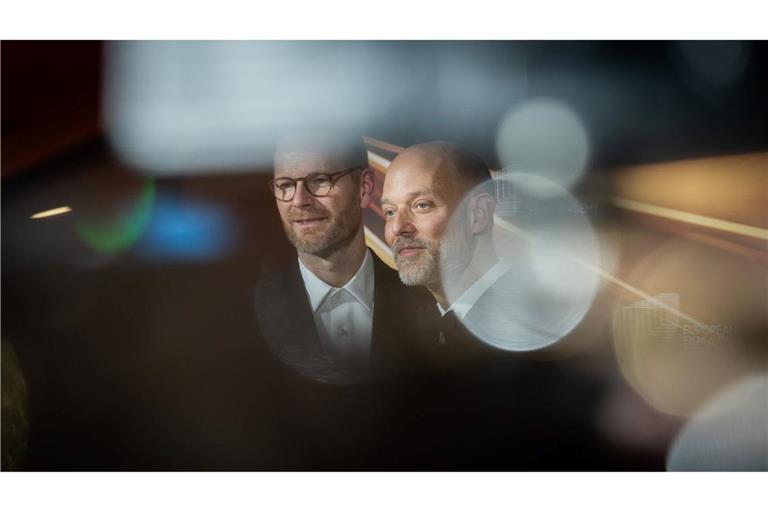 Eskil Vogt (r) und Joachim Trier werden beim 38. Europäischen Filmpreis im Haus der Kulturen der Welt in der Kategorie "European Screenwriter" ausgezeichnet.