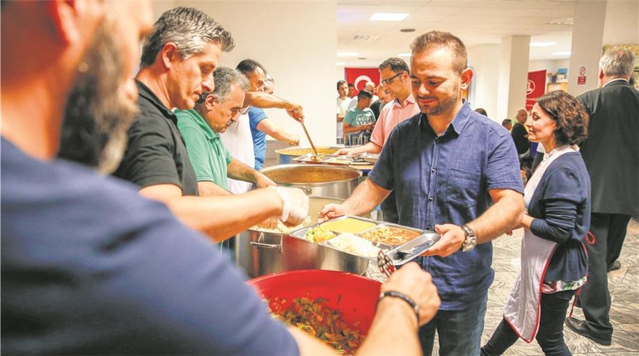 Essensausgabe beim Fastenbrechen: Akif Ataman (mit Tablett in den Händen) freut sich auf die Mahlzeit, die er nach Sonnenuntergang zu sich nehmen kann. Foto: A. Becher