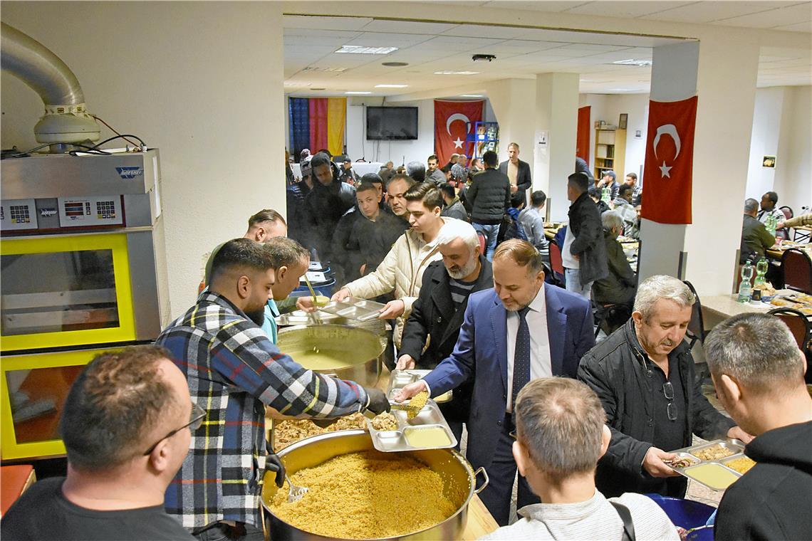 Essensausgabe in den Räumen der türkisch-islamischen Gemeinde: An den Wochenenden treffen sich hier jeden Abend bis zu 400 Personen zum gemeinsamen Fastenbrechen. Männer und Frauen essen dabei in getrennten Räumen. Fotos: Tobias Sellmaier