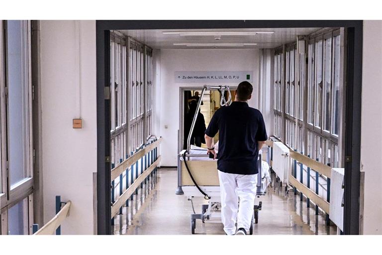 Essstörungen sind eine ernste Krankheit, teilweise müssen Patientinnen und Patienten im Krankenhaus behandelt werden. (Symbolbild)