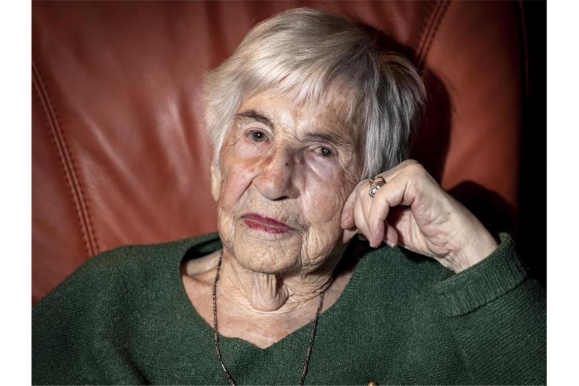 Esther Bejarano, deutsch-jüdische Überlebende des Konzentrationslagers Auschwitz-Birkenau, ist gestorben. Foto: Axel Heimken/dpa