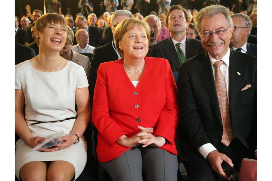 Estlands Präsidentin Kersti Kaljulaid neben Bundeskanzlerin Angela Merkel CDU) und BDI-Präsident Dieter Kempf. Foto: Wolfgang Kumm