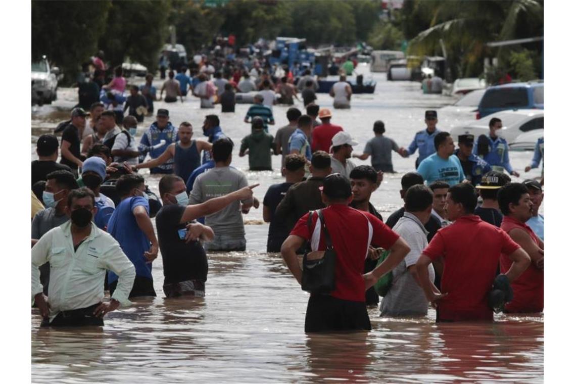 „Eta“ ist zwar „nur“ noch ein tropischer Regensturm, bewegt sich jedoch langsam und wirft viel Regen ab - und überflutet Straßen wie hier in Honduras. Foto: Delmer Martinez/AP/dpa