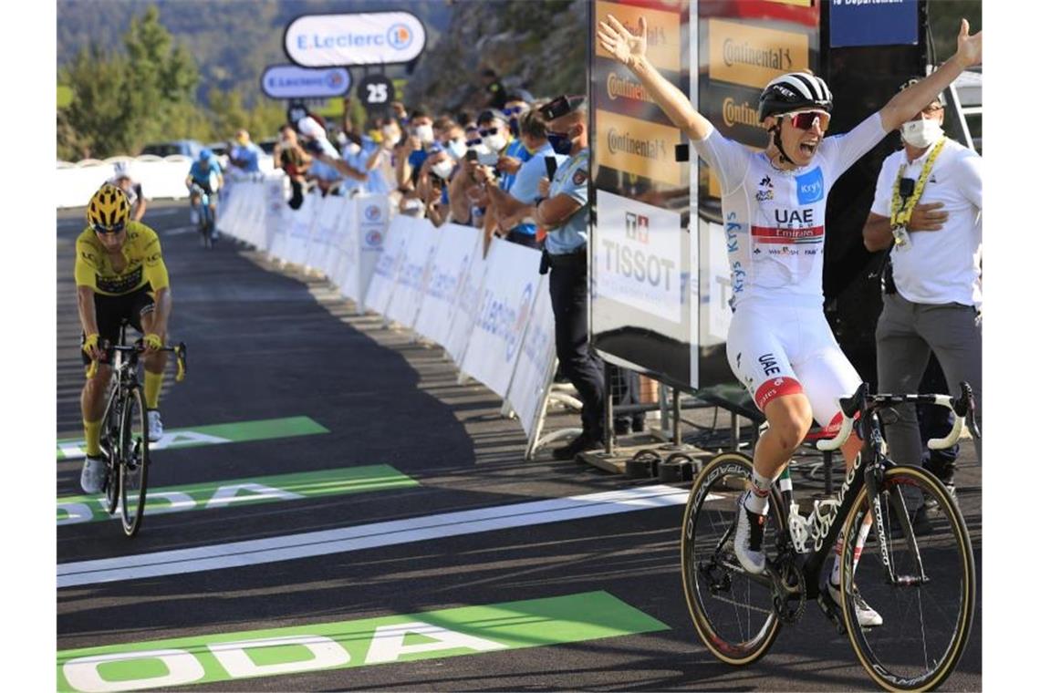 Etappensieger Tadej Pogacar (r) jubelt, als er vor Primoz Roglic (l) ins Ziel fährt. Foto: Pool Yuzuru Sunada/BELGA/dpa